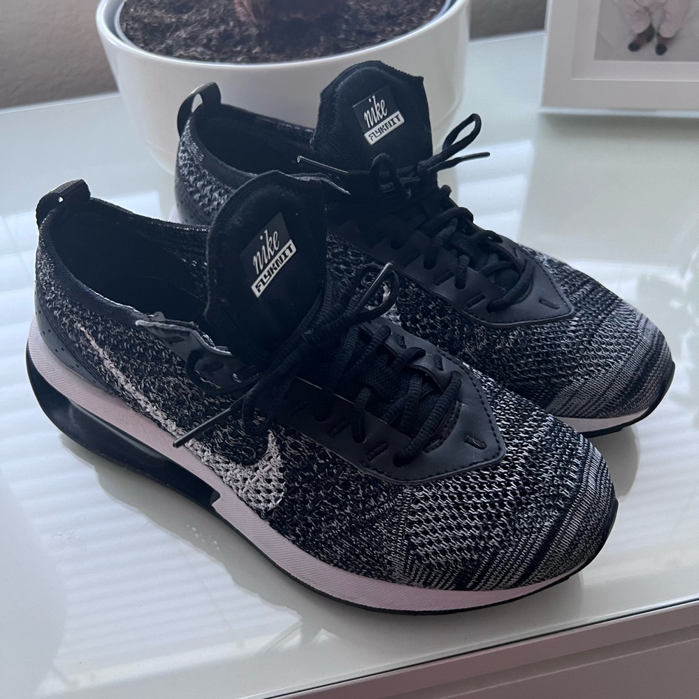 Nike Air Max Flyknit Racer - Picture 3 of 7